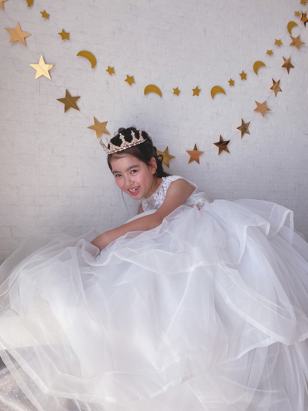 「ドレス、ドレスアップ、リングガール、女の子、kids、女の子コーデ、おうち時間」｜「楽天のアイテム（その他ヘアアクセサリー、ゴールド系）」を使った、mihoさん（キッズ・128cm）の夏コーディネートの1枚目の写真