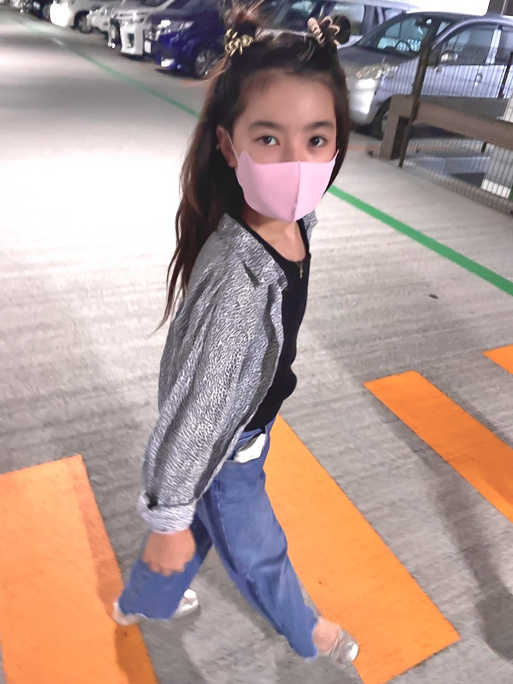 「カジュアルコーデ、ラフコーデ、レオパード、レオパードシャツ、ワンショルダー、ZARA KIDS、バレエシューズ、デニム、デニムパンツ、おだんごヘアー」｜「GUのアイテム（タンクトップ、ブラック系）」を使った、mihoさん（キッズ・128cm）の秋コーディネートの1枚目の写真