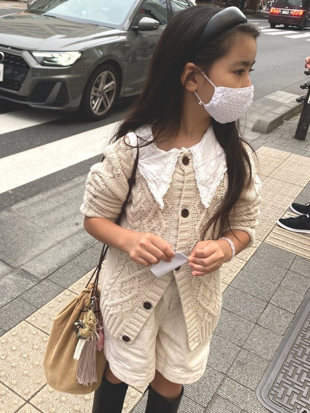 「おんなのこ、カジュアル、韓国子供服、kidsfashion、キッズコーデ、むすめ服、ZARA、ケーブルニット、ロングブーツ、ブラウス」｜「ZARA KIDSのアイテム（シャツ/ブラウス、ホワイト系）」を使った、mihoさん（キッズ・128cm）の冬コーディネートの1枚目の写真