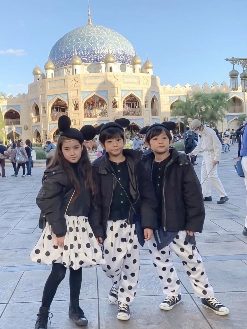「キッズファッション、ディズニー、ディズニーコーデ、ディズニーシー、ディズニーシーコーデ、休日スタイル、GU、ドット柄、ドットスカート、年末WEAR感謝祭」｜「Handmadeのアイテム（スカート、ホワイト系）」を使った、mihoさん（キッズ・128cm）の冬コーディネートの1枚目の写真