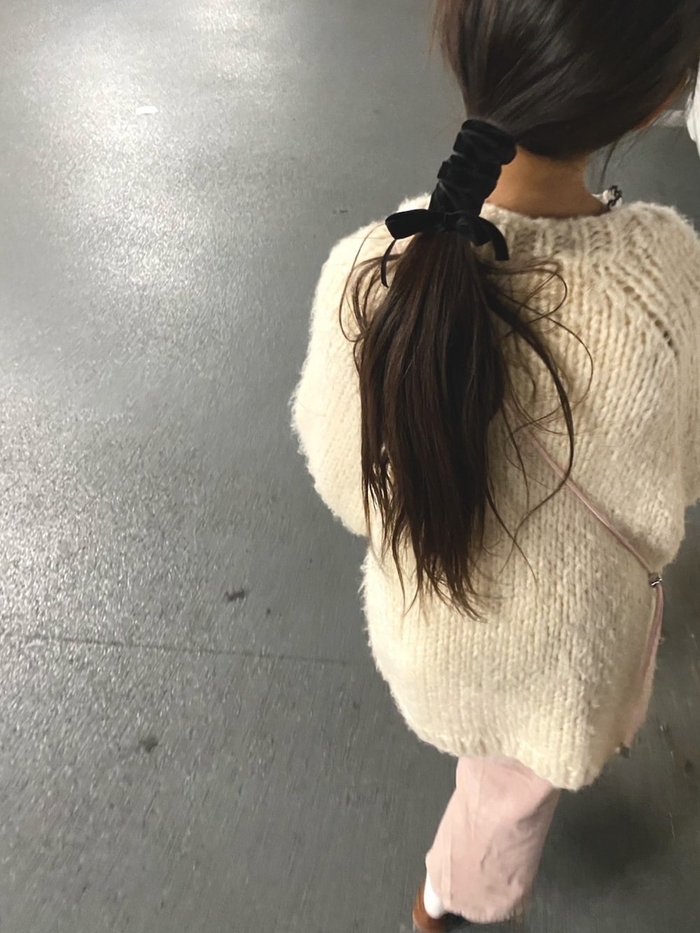 「キッズファッション、シンプルコーデ、休日スタイル、女の子コーデ、ベロアリボン、ニットカーディガン、ピンクパンツ、ZARA KIDS、ゆるコーデ、ヘアアレンジ」｜「ZARA KIDSのアイテム（カーディガン/ボレロ、ホワイト系）」を使った、mihoさん（キッズ・128cm）の冬コーディネートの1枚目の写真