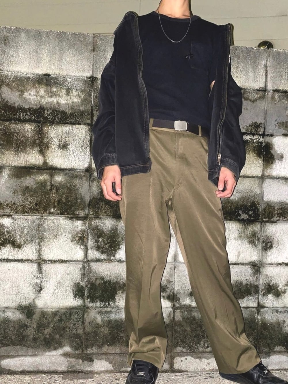 「秋冬コーデ、秋服、古着、古着MIX、黒、デニムジャケット、NIKE、airforce1、カーキ、古着コーデ」｜「Right-onのアイテム（Tシャツ/カットソー、ブラック系）」を使った、珈琲さん（メンズ・180cm）の秋コーディネートの1枚目の写真