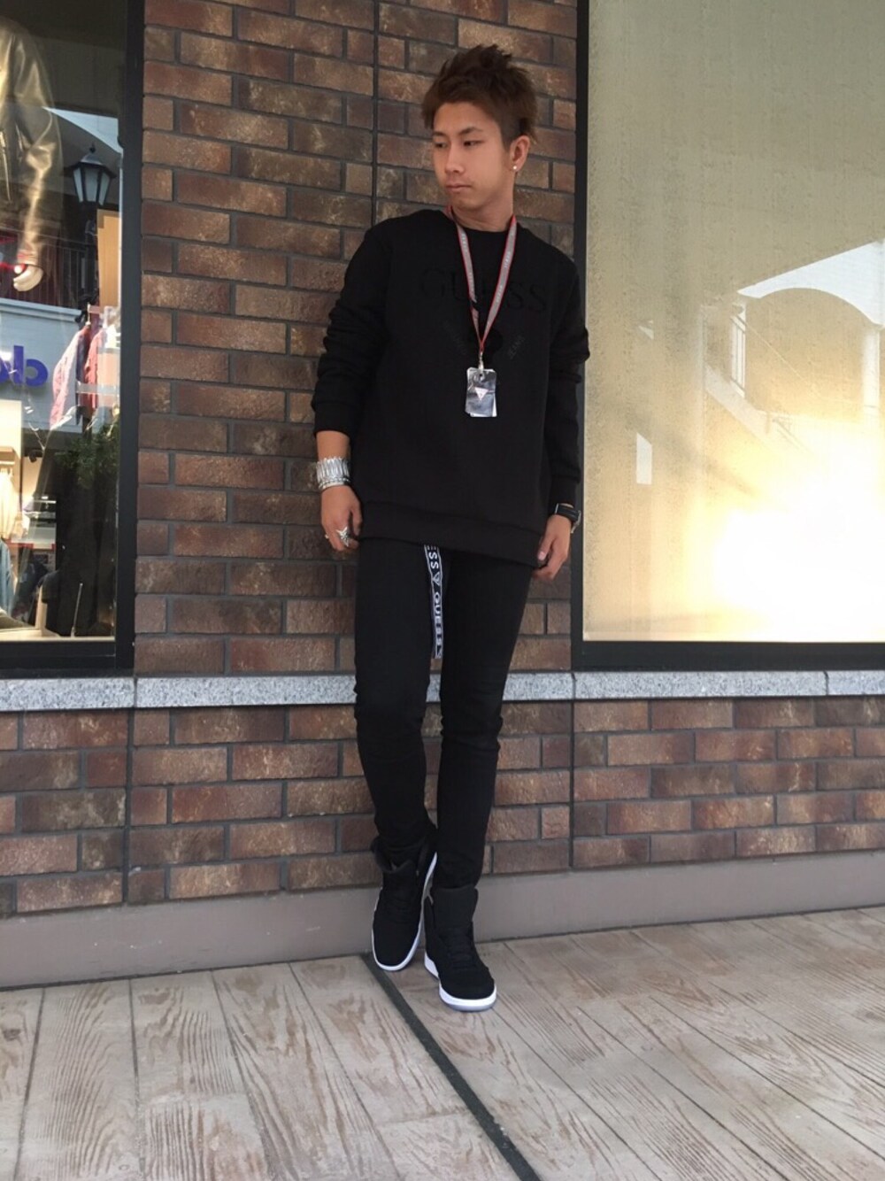 「秋コーデ、シンプル、おしゃれさんと繋がりたい、ブラック、フォローミー、guess、NIKE、Cody Sanderson」｜「Guessのアイテム（スウェット、ブラック系）」を使った、takuma97さん（メンズ・169cm）の秋コーディネートの1枚目の写真