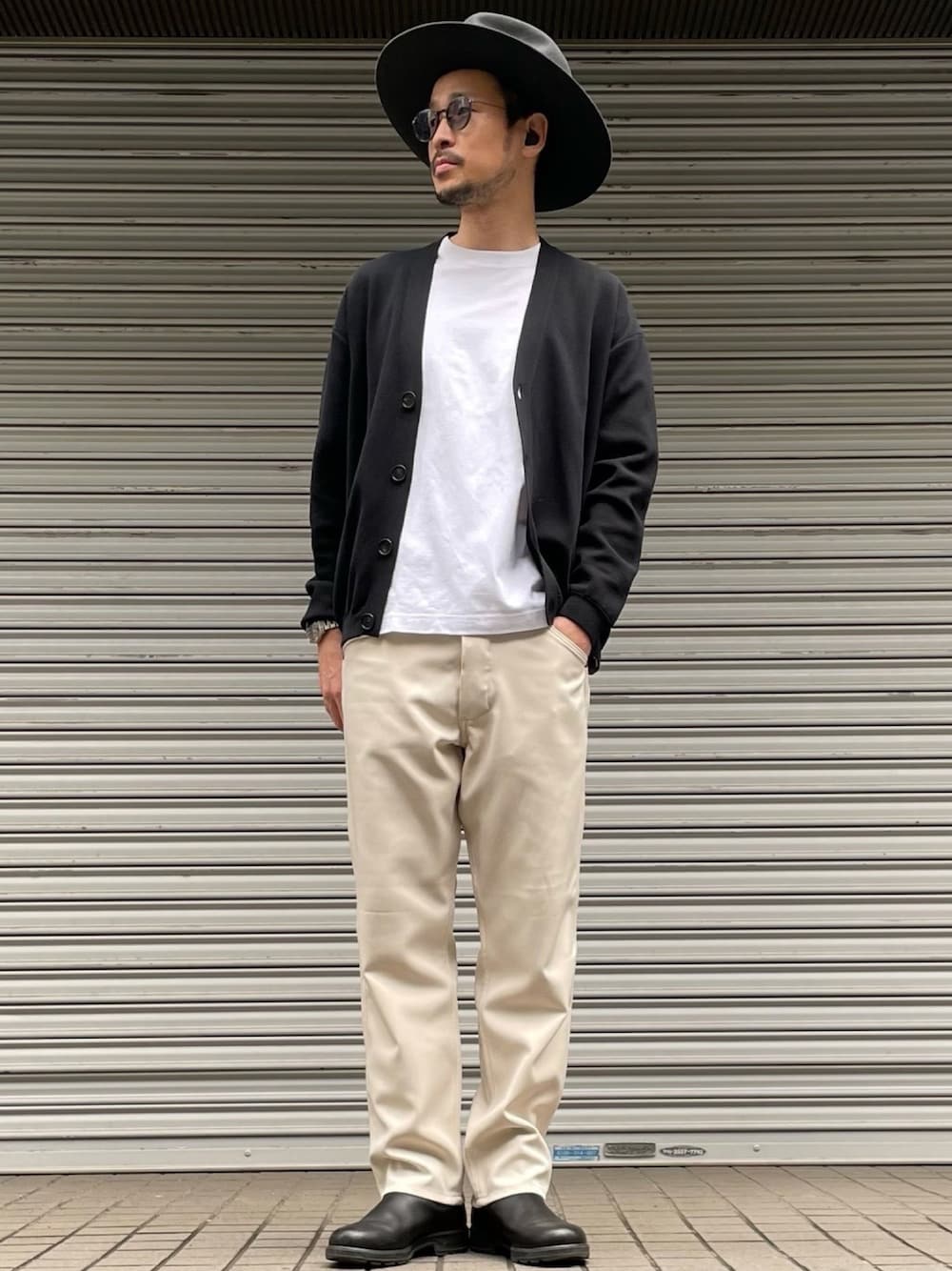 「春コーデ、大人カジュアル、シンプル、カーディガン、ハット、モノトーン、きれいめカジュアル、白パンツ、ホワイトパンツ、メガネ男子」｜「HANESの【Hanes ヘインズ】tシャツ　2枚組クルーネック（丸首）Ｔシャツ（Tシャツ/カットソー、ホワイト系）」を使った、SCGさん（メンズ・178cm）の春コーディネートの1枚目の写真