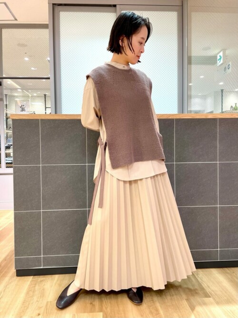 「ニット、トレンド、スカート、シンプル、ベスト、レイヤードスタイル、大人カジュアル、大人コーデ、カジュアルコーデ、秋コーデ」｜「human womanの畦ニットベスト（ニット/セーター、ブラウン系）」を使った、kaoriさん（レディース・153cm）の秋コーディネートの1枚目の写真