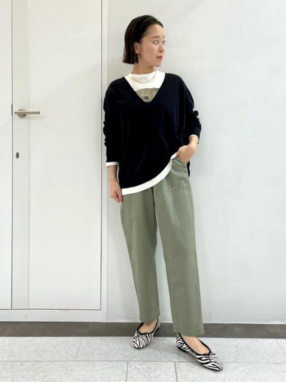 「レイヤードスタイル、大人カジュアル、Vネックニット、休日スタイル、大人コーデ、パンツスタイル、シンプルコーデ、カジュアルコーデ、秋コーデ、おうち時間」｜「human womanの◆コットンウールプルオーバー（ニット/セーター、ブルー系）」を使った、kaoriさん（レディース・153cm）の秋コーディネートの1枚目の写真