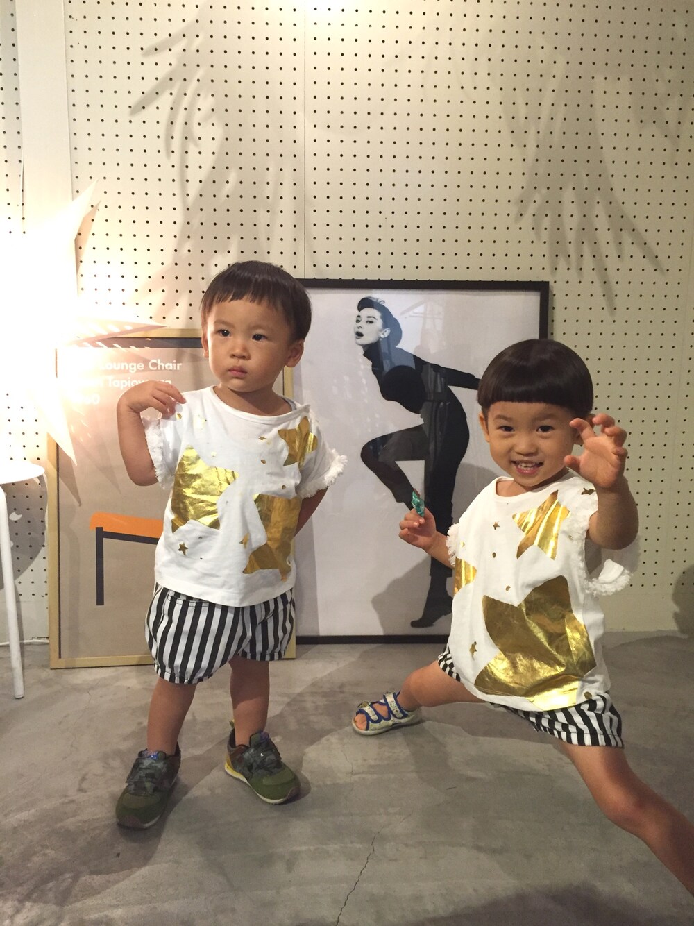 「パッツン前髪、キノコヘアー、男の子、男の子コーデ、兄弟、お揃いコーデ、3歳、1歳、星柄、ボーダー」｜「BREEZEのアイテム（Tシャツ/カットソー、ホワイト系）」を使った、chiyoharusouさん（キッズ・90cm）の夏コーディネートの1枚目の写真