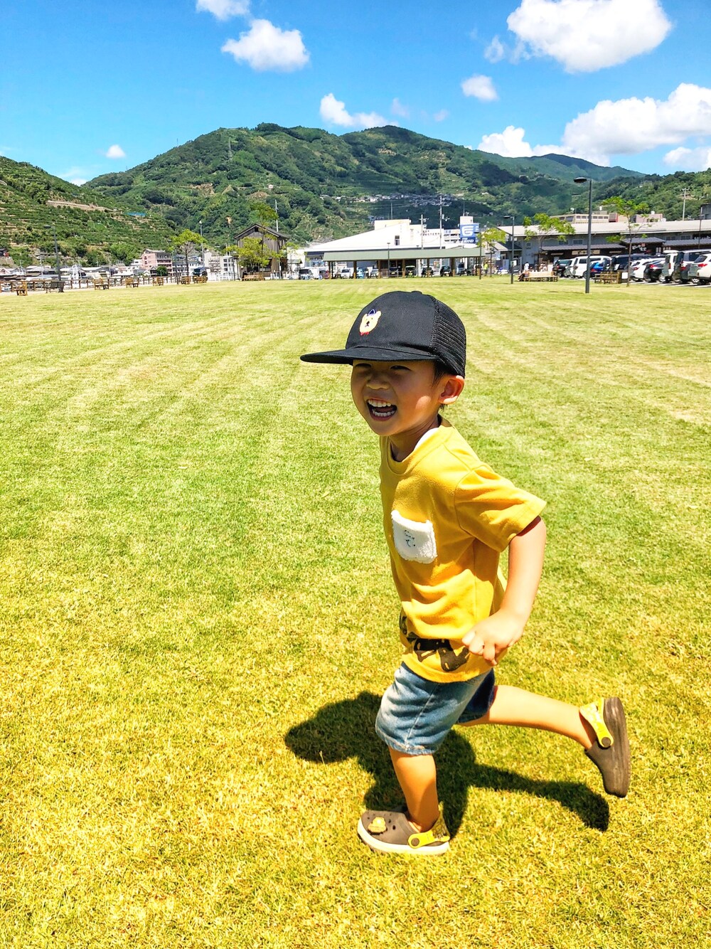 「Birthdayのアイテム（キャップ、ブラック系）」を使った、chiyoharusouさん（キッズ・100cm）の秋コーディネートの1枚目の写真