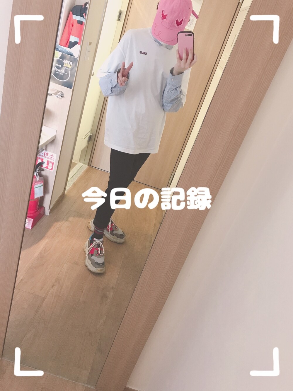 「vetements、BALENCIAGA、balenciaga triple s」｜「99%IS-の99%IS-/ナインティ―ナインパーセントイズ/HERAT CUSTOM CAP（キャップ、ピンク系）」を使った、たいちさん（メンズ・172cm）の冬コーディネートの1枚目の写真