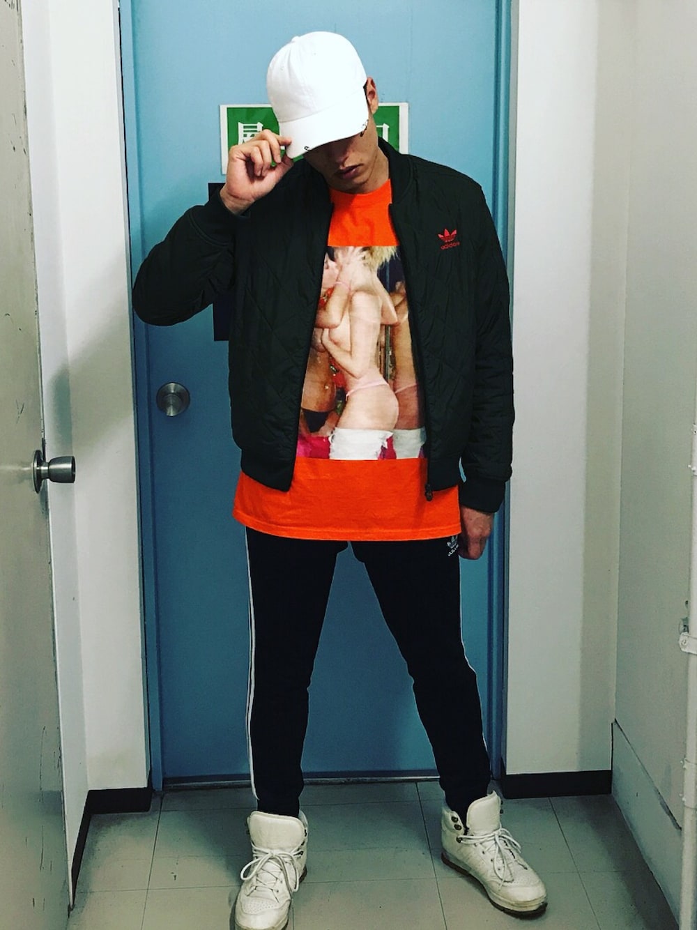 「休日スタイル、street、ビックシルエット、オーバーサイズ、キャップ、おしゃれさんと繋がりたい、ootd、茨城スナップ」｜「Desiredのアイテム（Tシャツ/カットソー、オレンジ系）」を使った、malmalさん（メンズ・180cm）の秋コーディネートの1枚目の写真