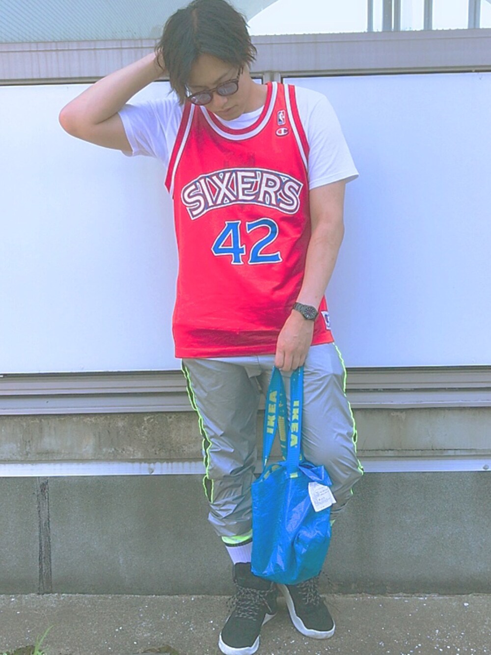 「お洒落さんとつながりたい、夏、outfit、暑い、ジャージーパンツ、シルバー、赤」｜「UNIQLOのアイテム（Tシャツ/カットソー、ホワイト系）」を使った、malmalさん（メンズ・180cm）の夏コーディネートの1枚目の写真