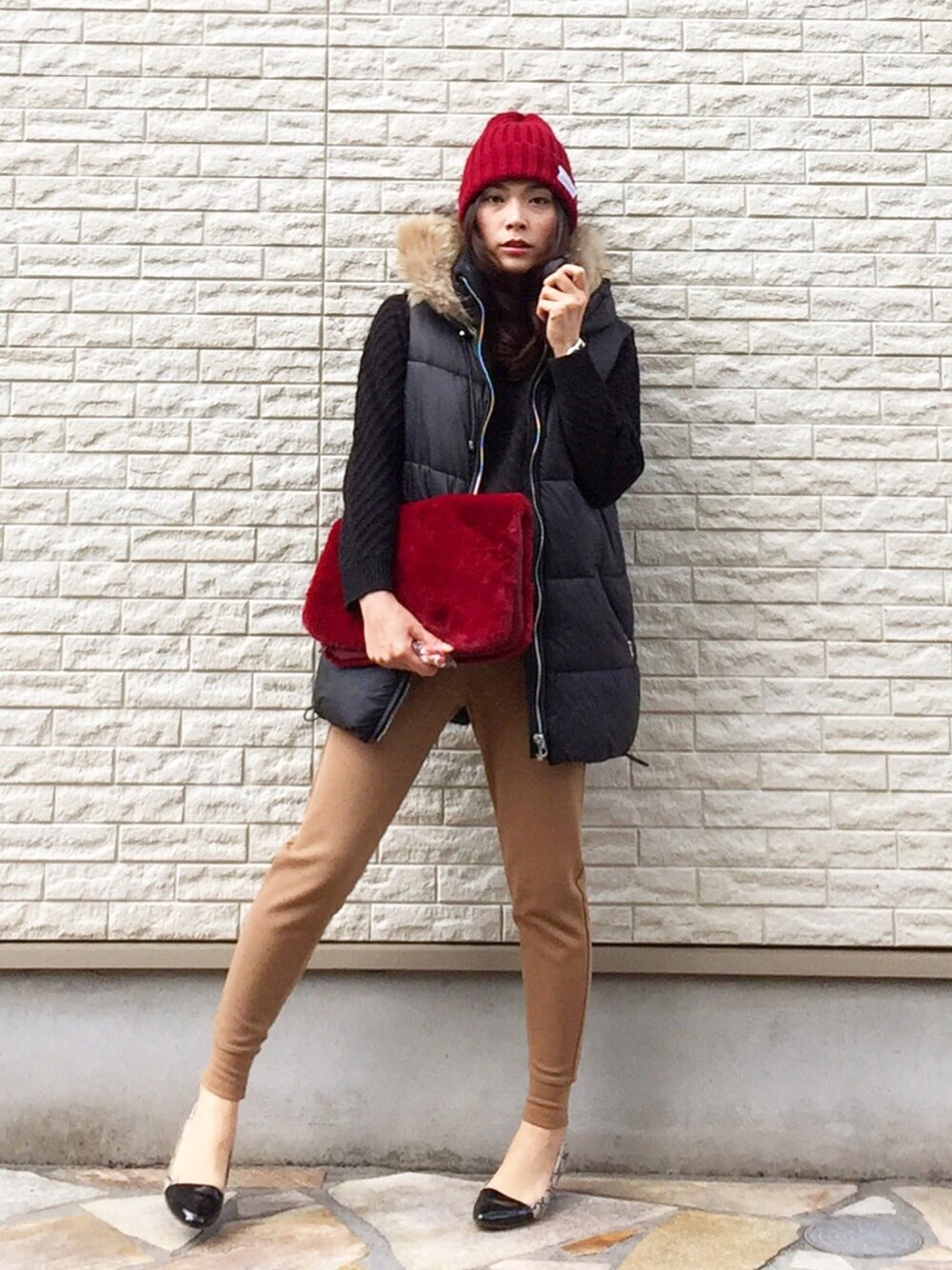 「ダウンベスト、ニット帽、ファークラッチ、GUニット、ZARA、ジョガーパンツ、ニット、ママコーデ、プチプラコーデ、きれいめカジュアル」｜「GUのアイテム（クラッチバッグ、レッド系）」を使った、tomoさん（レディース・156cm）の冬コーディネートの1枚目の写真