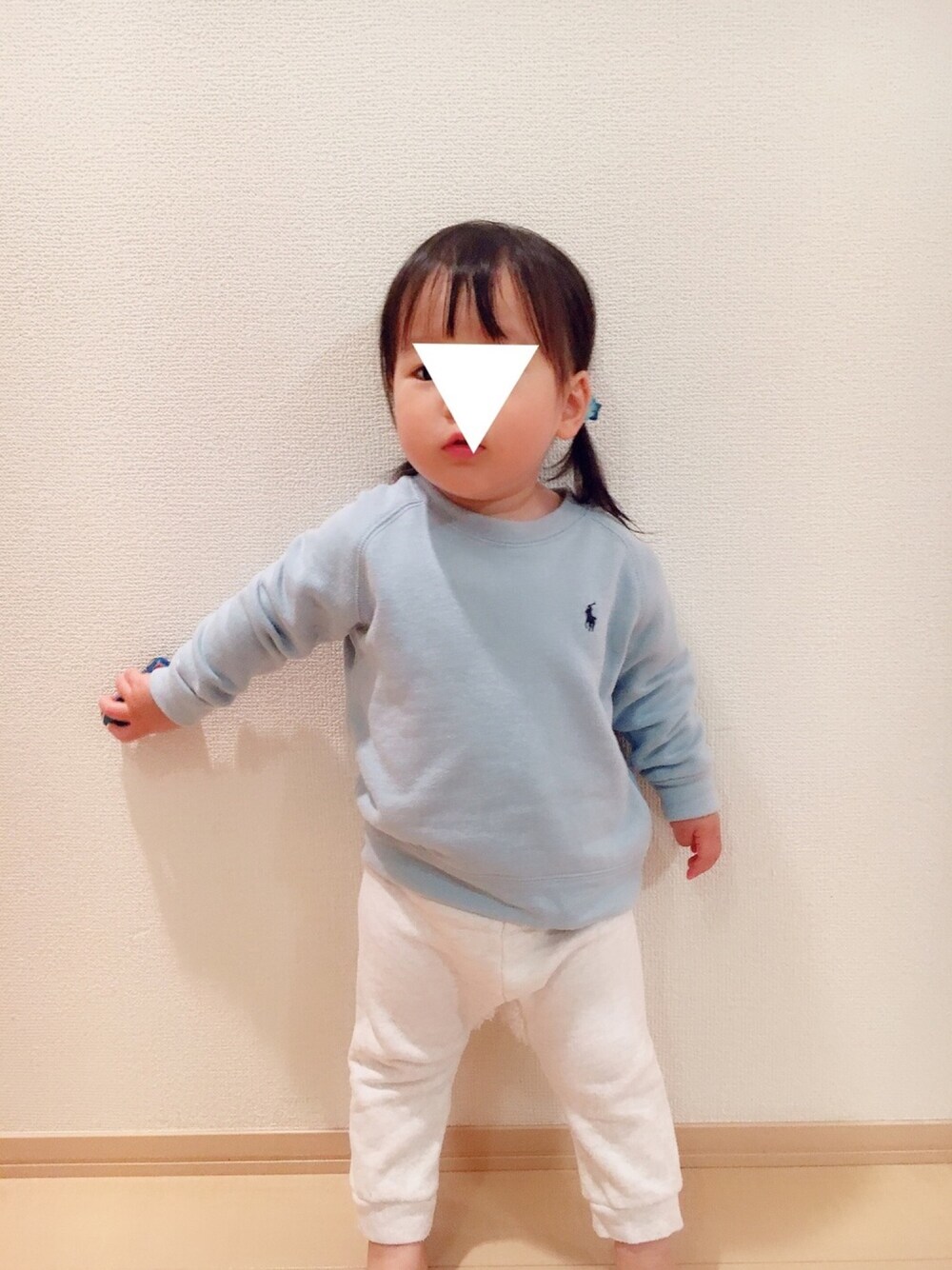ブルー系のスウェット、ホワイト系のその他パンツ、ベージュ系のその他を着用したキッズの春コーディネートの1枚目の写真