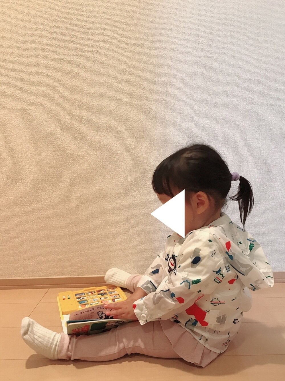 ホワイト系のジャケット/アウター、ピンク系のその他パンツ、ホワイト系のジャケット/アウターを着用したキッズの春コーディネートの1枚目の写真