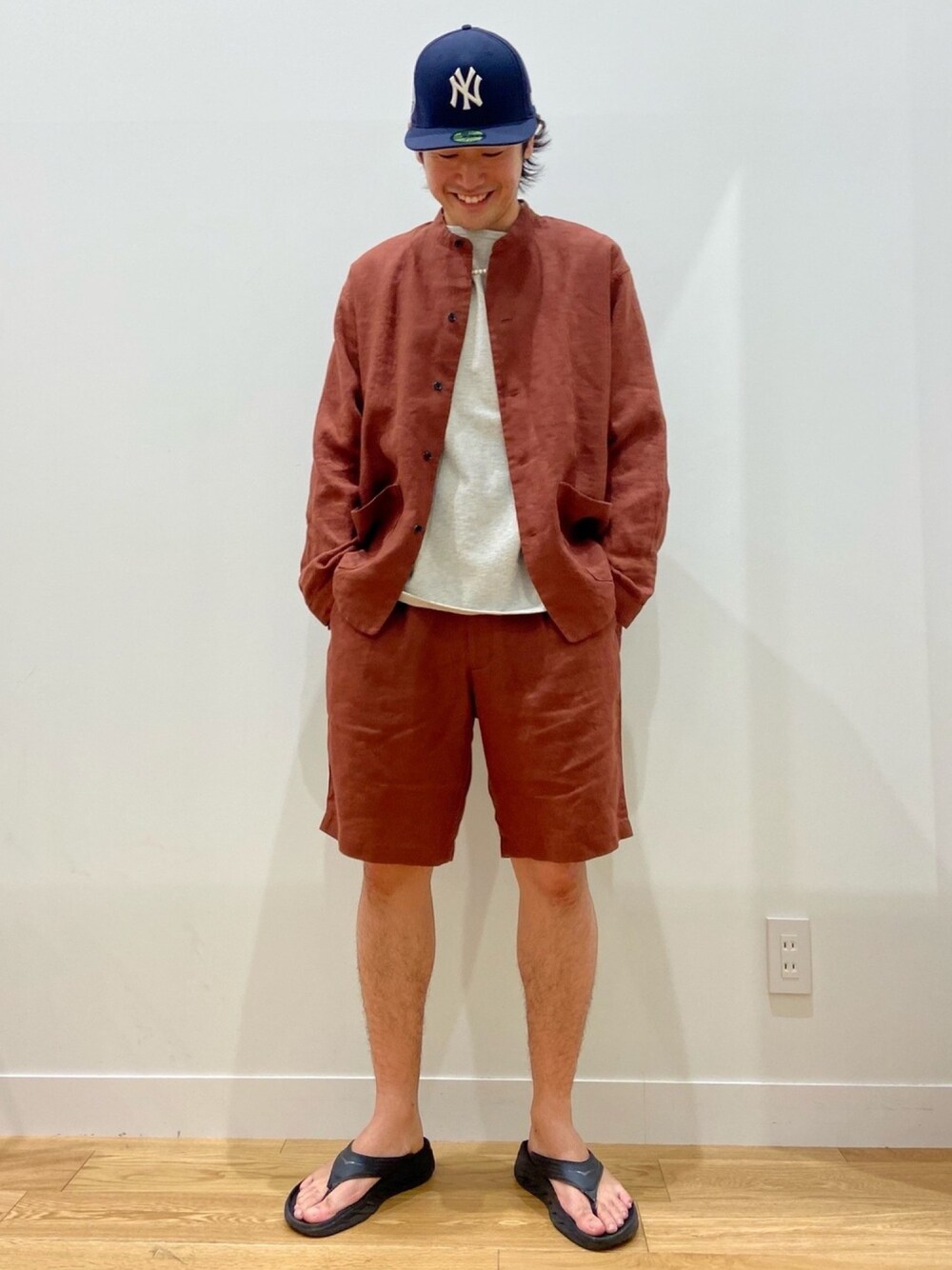 「アーバンリサーチ、アーバンリサーチドアーズ、リネン、ショーツ、シャツスタイル、バスクシャツ、カジュアル、シンプル、ニューエラ、夏コーデ」｜「URBAN RESEARCH DOORSの【一部WEB限定カラー】ハードマンズリネン シャツオール（カバーオール、レッド系）」を使った、soraさん（メンズ・178cm）の夏コーディネートの1枚目の写真