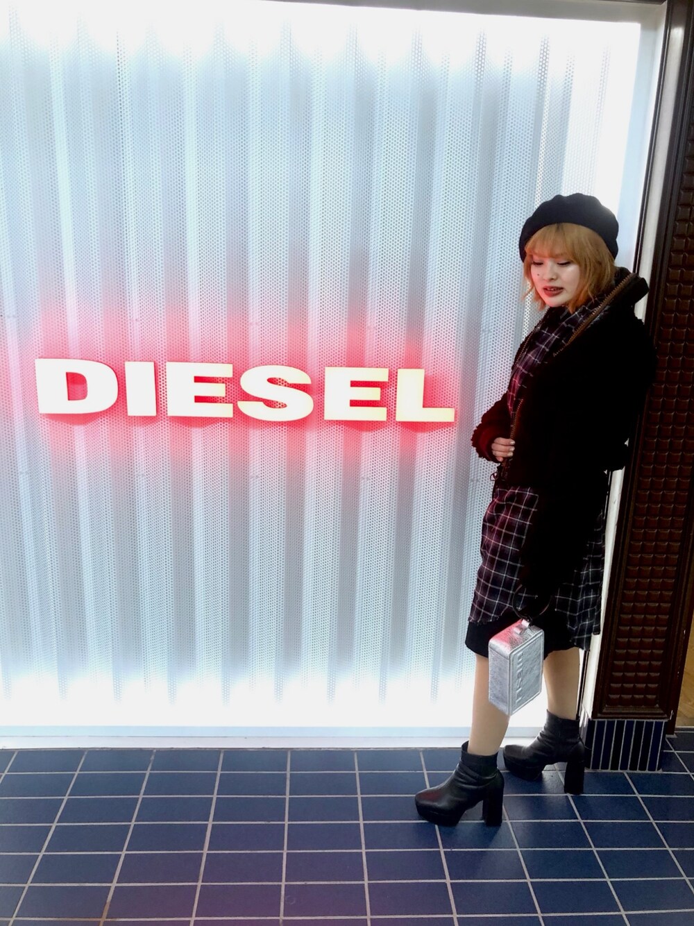 「クリスマス、冬、Diesel、ディーゼル、モコモコアウター、チェック、シルバー、オトナカジュアル、黒、モノトーンコーデ」｜「DIESELのレディース　カーリーフェイクファー ボンバージャケット（ライダースジャケット、ブラック系）」を使った、Kona2さん（レディース・153cm）の秋コーディネートの1枚目の写真