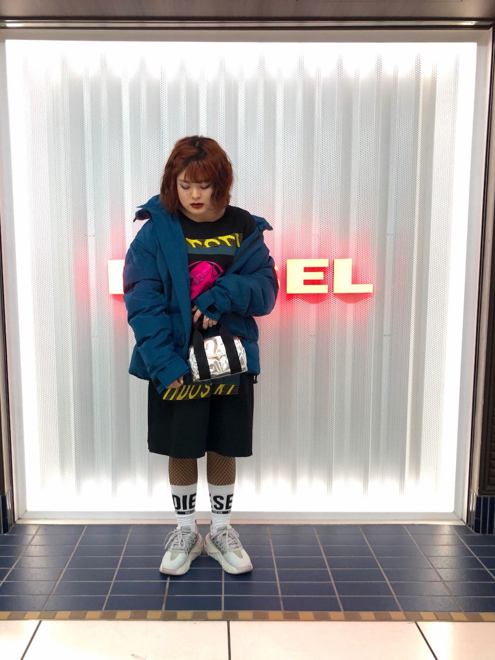 「冬、Diesel、ディーゼル、ストリート、おしゃれさんと繋がりたい、スニーカーコーデ、低身長、ショートヘア、ストリート服が好き、メンズライク」｜「DIESELのメンズ ウィンタージャケット ダウン ジャケット（ダウンジャケット/コート、ブルー系）」を使った、Kona2さん（レディース・153cm）の冬コーディネートの1枚目の写真