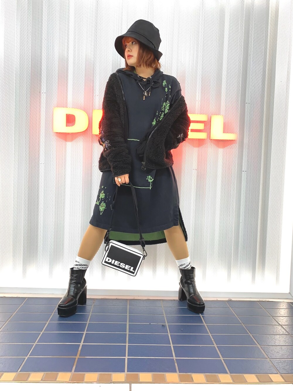 「大人カジュアル、ラクチンコーデ、冬、カジュアルコーデ、オーバーサイズ、ブラック、おしゃれさんと繋がりたい、ストリート、ストリートカジュアル、ストリート系女子」｜「DIESELのレディース　スウェット パーカー  バイカラー  ワンピース（ワンピース、ブラック系）」を使った、Kona2さん（レディース・153cm）の冬コーディネートの1枚目の写真