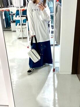 A DIESEL ららぽーと富士見 employee Kona2 is wearing DIESEL "レディース Tシャツ　フロント刺繍リラックスフィットロングTシャツ"