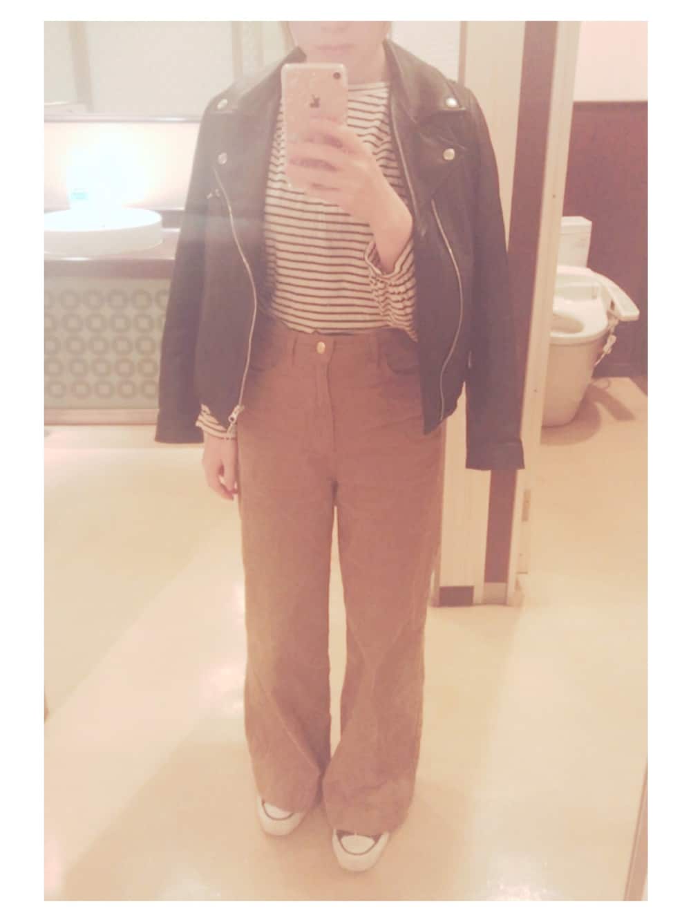 「GREED International(GREED International)、bed&breakfast、SLOBE IENA、converse」｜「SLOBE IENAの《予約》レザーライダースブルゾン◆（ライダースジャケット、ブラック系）」を使った、mina。さん（レディース・149cm）の春コーディネートの1枚目の写真
