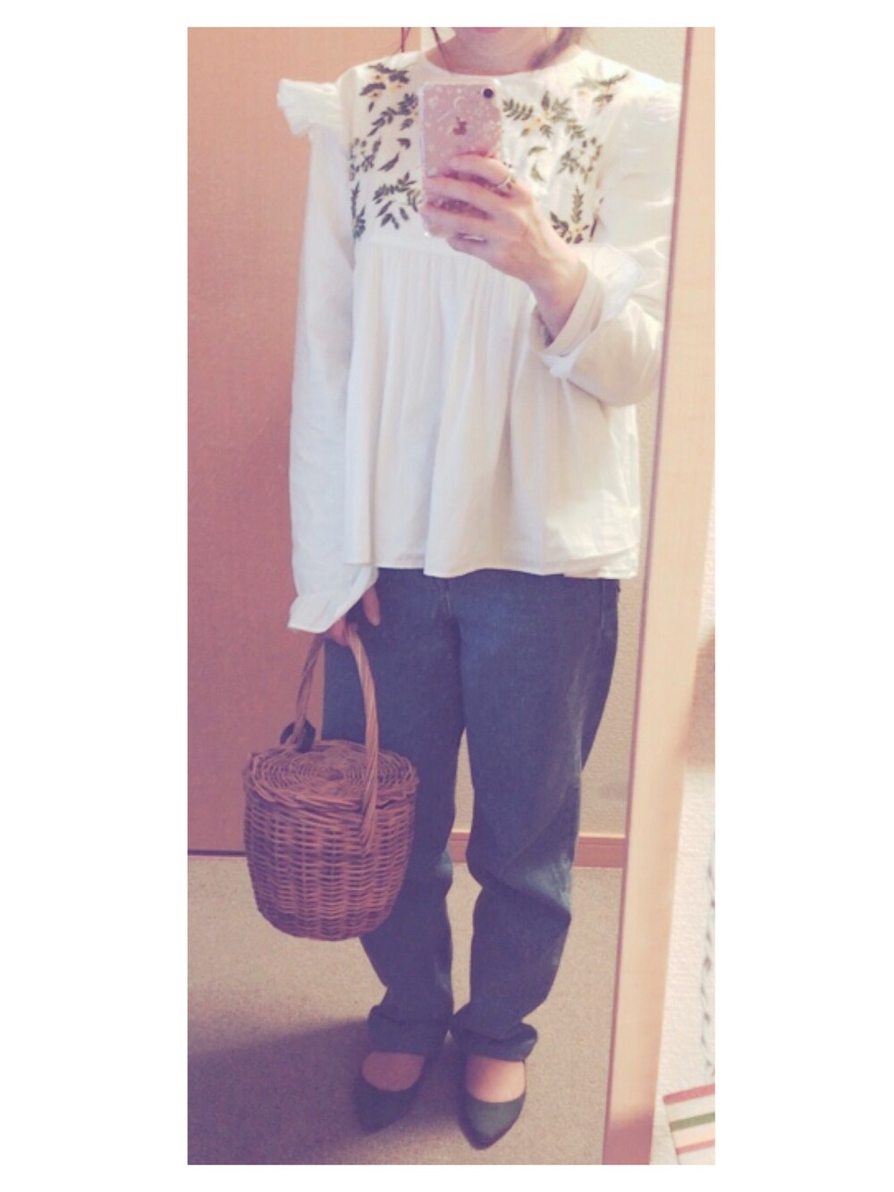 「ジェーン・バーキン、jane birkin、お花見、ZARA、SLOBE IENA、LEEコラボデニム、かごバッグ」｜「ZARAのアイテム（シャツ/ブラウス、ホワイト系）」を使った、mina。さん（レディース・149cm）の春コーディネートの1枚目の写真