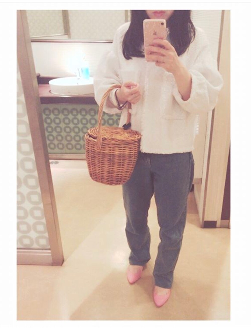 「bed&breakfast、GREED International(GREED International)、SLOBE IENA」｜「GREED InternationalのHERRINGBONE LAME TWEED ショートジャケット（ノーカラージャケット、ホワイト系）」を使った、mina。さん（レディース・149cm）の春コーディネートの1枚目の写真