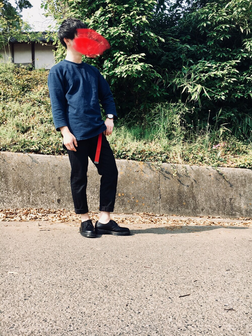 「通りすがりのお爺さん、ガチャベルト 赤」｜「UNIQLOのアイテム（デニムパンツ、ブラック系）」を使った、ikuさん（メンズ・158cm）の春コーディネートの1枚目の写真