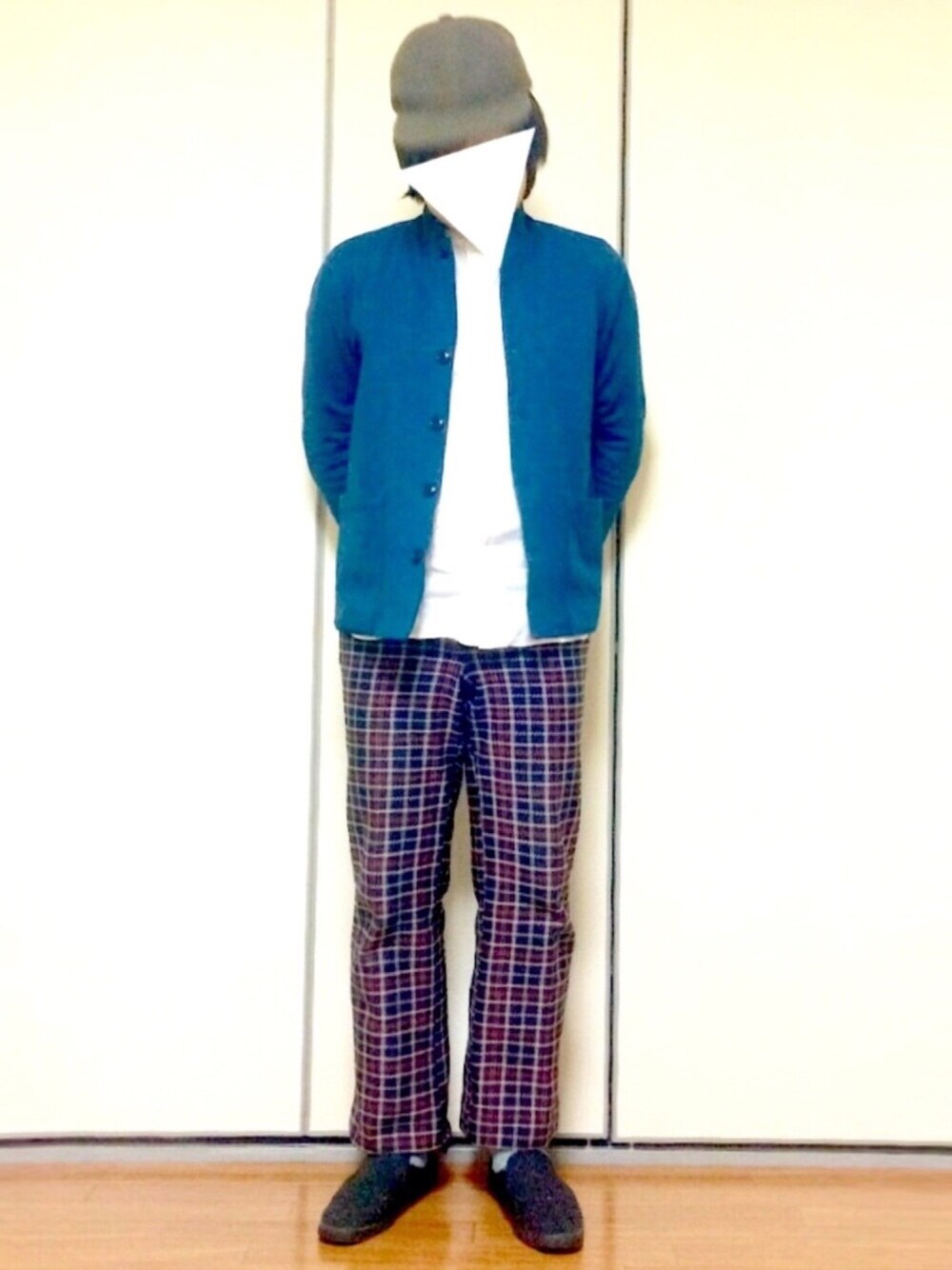 ブラック系のスニーカー、ホワイト系のシャツ/ブラウス、ブルー系のノーカラージャケットを着用したメンズの冬コーディネートの1枚目の写真