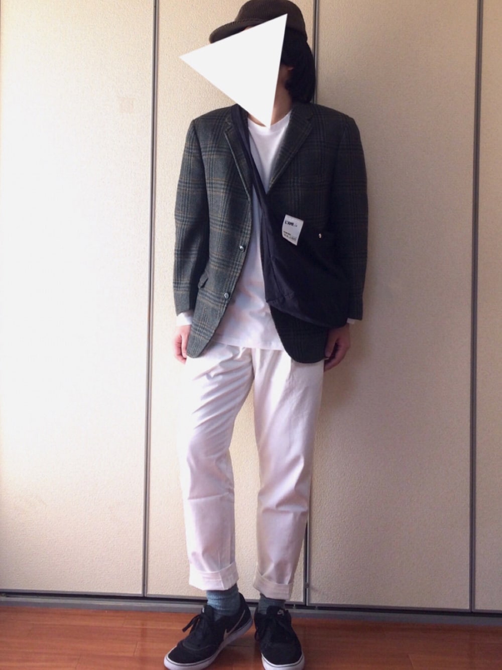 ブラック系のショルダーバッグ、グリーン系のテーラードジャケット、ホワイト系のTシャツ/カットソーを着用したメンズの冬コーディネートの1枚目の写真