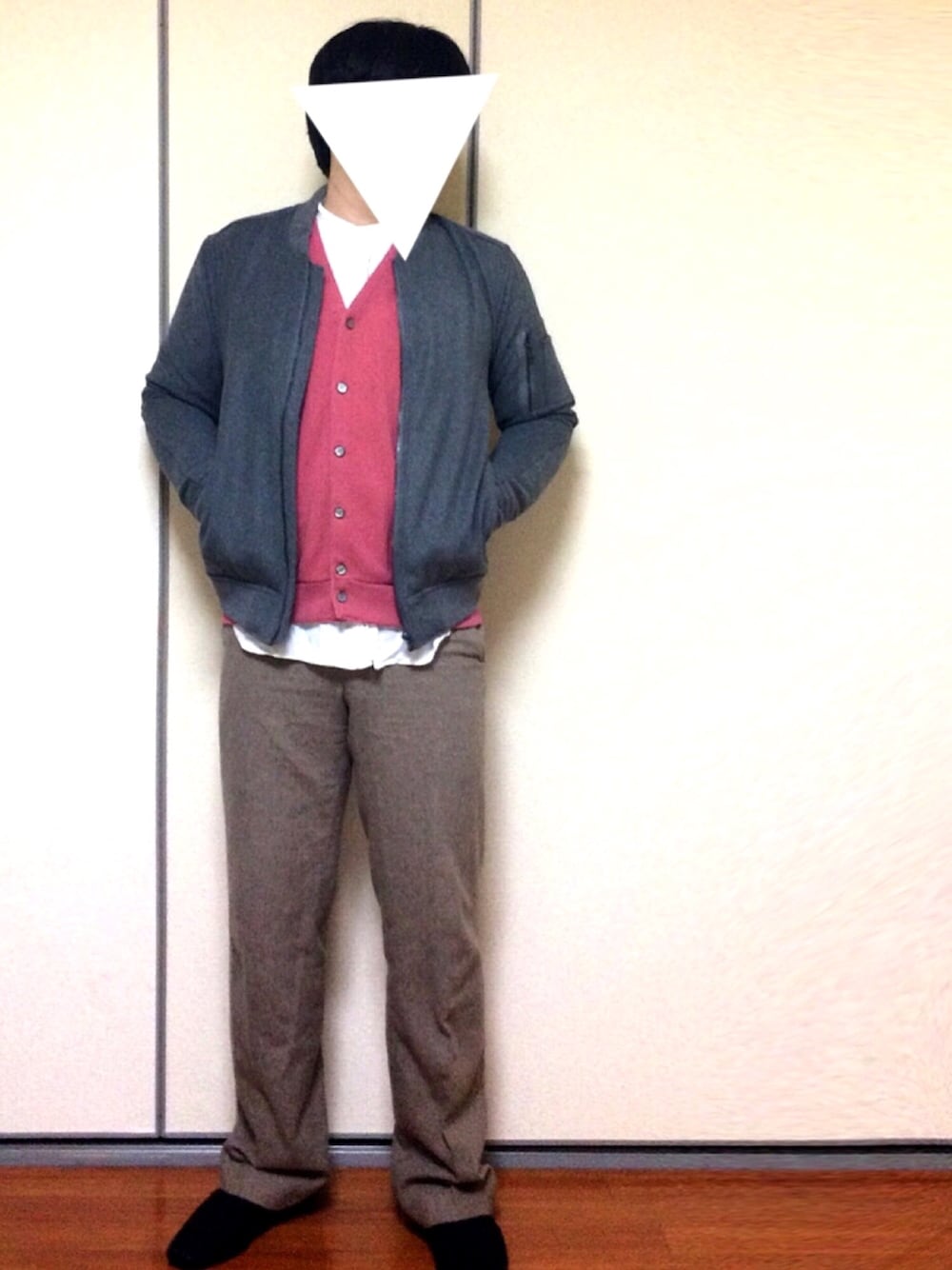 ベージュ系のスラックス、ホワイト系のシャツ/ブラウス、ピンク系のカーディガン/ボレロを着用したメンズの春コーディネートの1枚目の写真