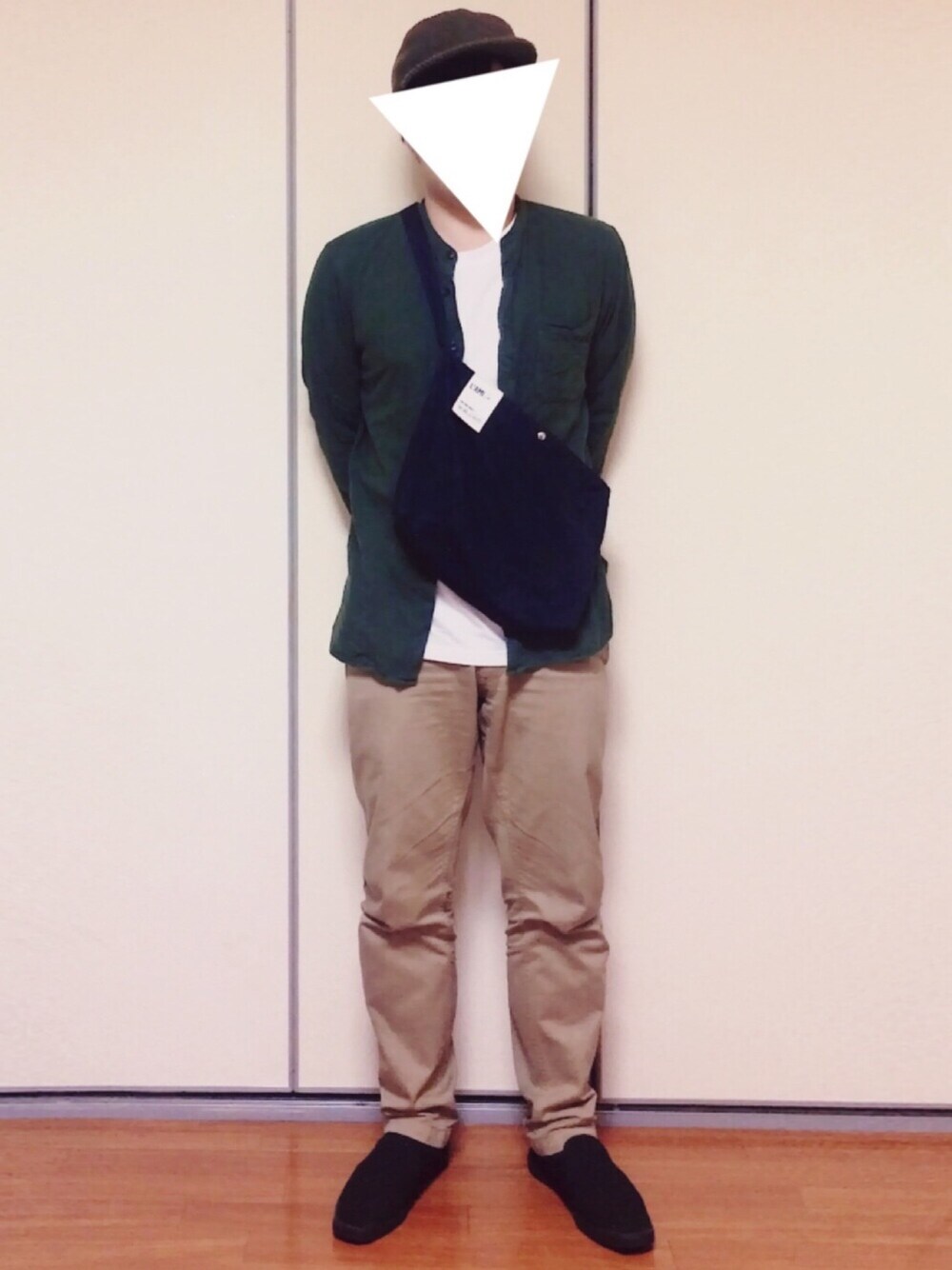 ホワイト系のTシャツ/カットソー、ブラウン系のその他パンツ、ブラック系のスニーカーを着用したメンズの春コーディネートの1枚目の写真