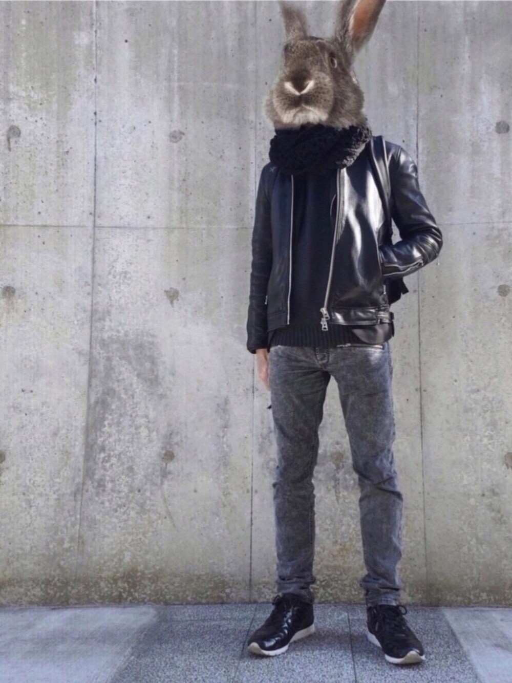 ブラック系のライダースジャケット、グリーン系のニット/セーター、グレー系のデニムパンツを着用したメンズの冬コーディネートの1枚目の写真