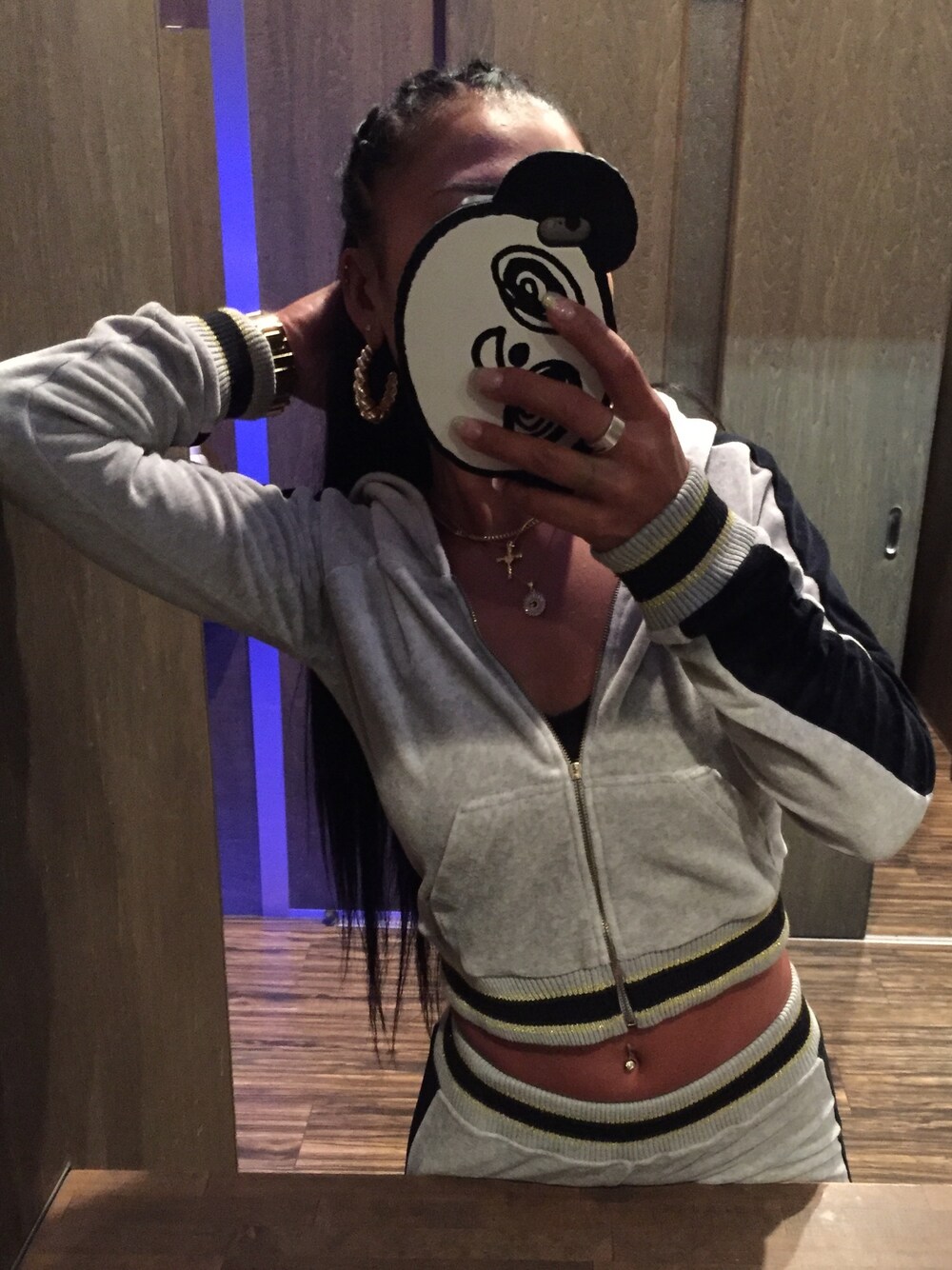 「グレー、秋コーデ、プチプラコーデ、SET UP、ジャージ、スポーツミックス、スニーカーコーデ、Bgirl、blackgirl、黒肌」｜「NIXONのTHE 38-20 CHRONO（アナログ腕時計、ゴールド系）」を使った、ᏝᏬᏉᏕᎥƈ 🐻❤️さん（レディース・152cm）の秋コーディネートの1枚目の写真