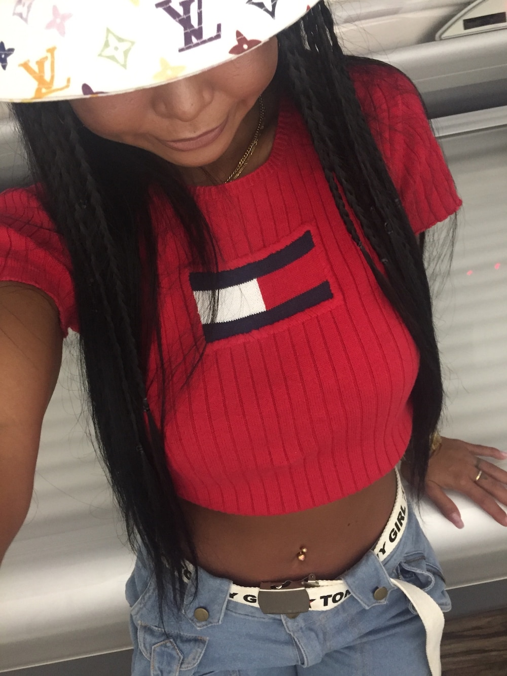 「夏コーデ、低身長、シンプルコーデ、スニーカー、TOMMY HILFIGER、TommyGirl、Bgirl、Bガール」｜「TOMMY HILFIGERのアイテム（ニット/セーター、レッド系）」を使った、ᏝᏬᏉᏕᎥƈ 🐻❤️さん（レディース・152cm）の夏コーディネートの1枚目の写真