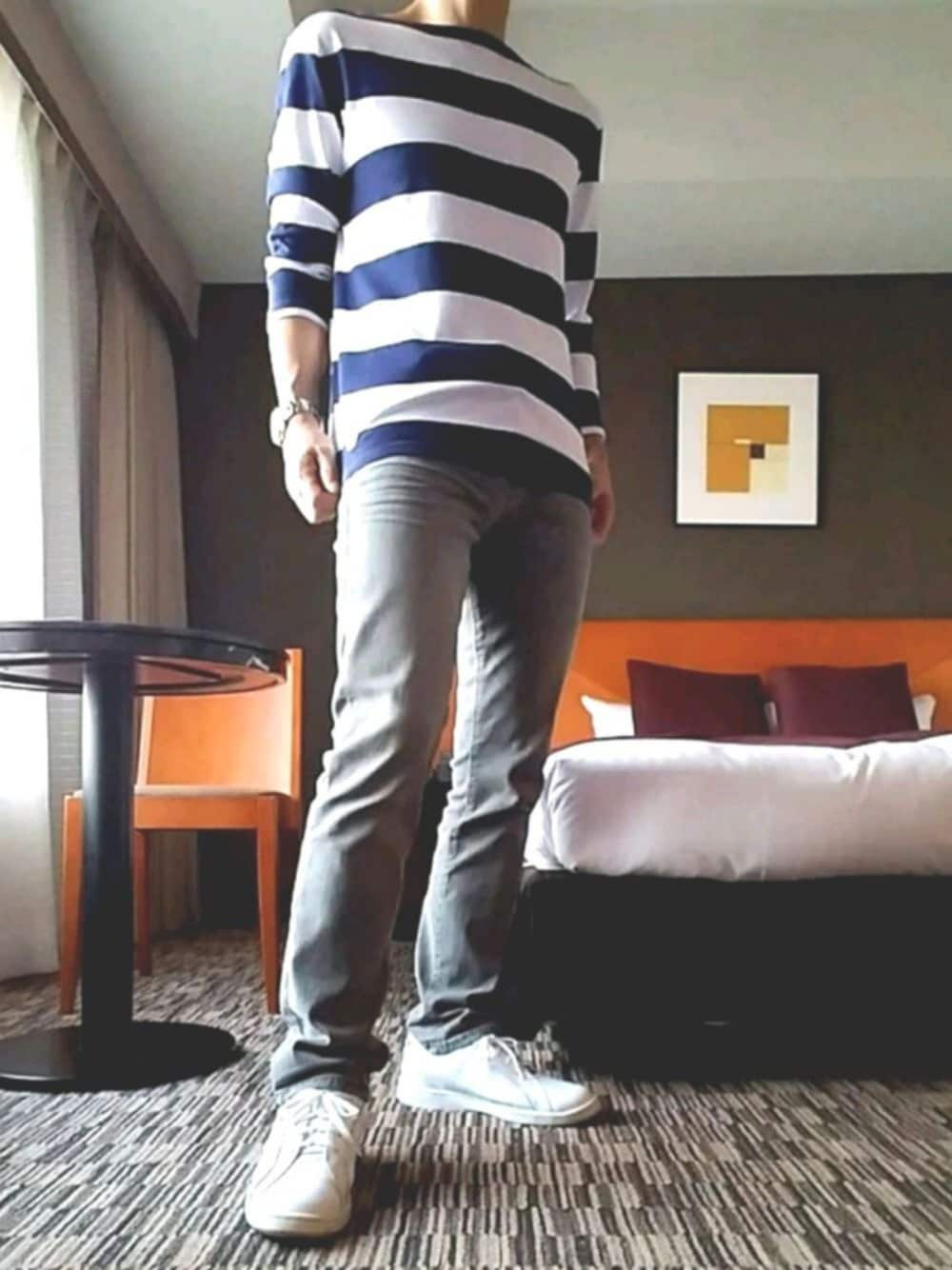 ブルー系のTシャツ/カットソー、グレー系のデニムパンツ、ホワイト系のスニーカーを着用したメンズの秋コーディネートの1枚目の写真