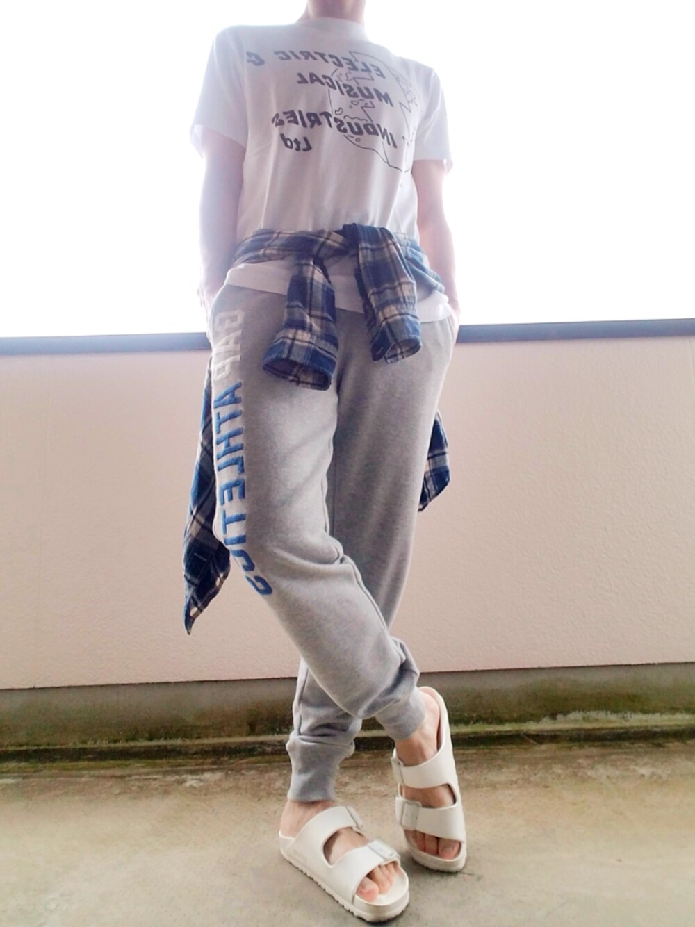 ホワイト系のTシャツ/カットソー、ブルー系のシャツ/ブラウス、グレー系のスウェットパンツを着用したメンズの春コーディネートの1枚目の写真