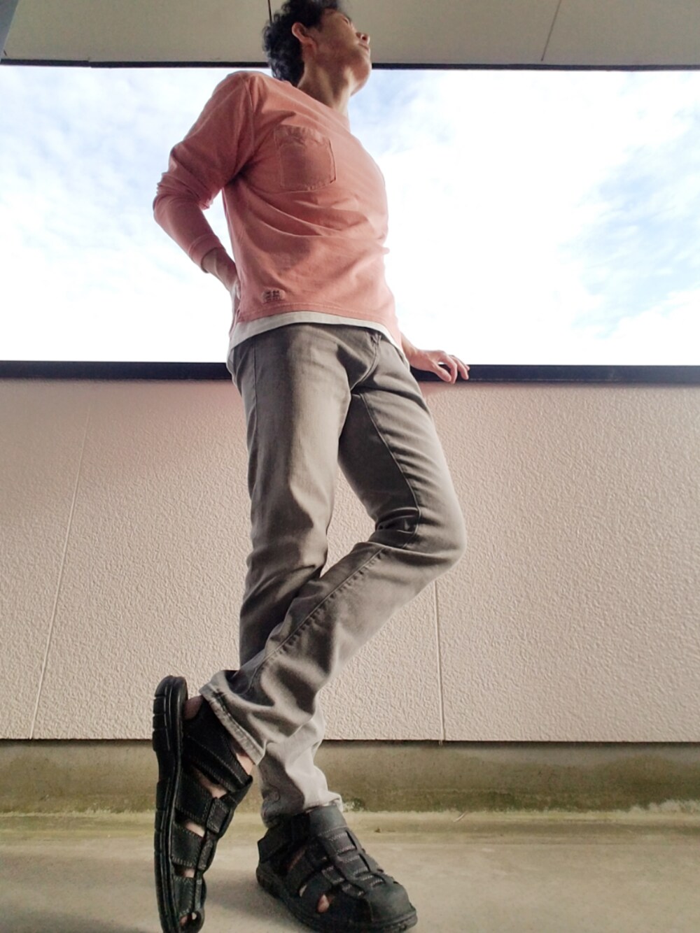 グレー系のデニムパンツ、ホワイト系のTシャツ/カットソー、ブラック系のサンダルを着用したメンズの春コーディネートの1枚目の写真