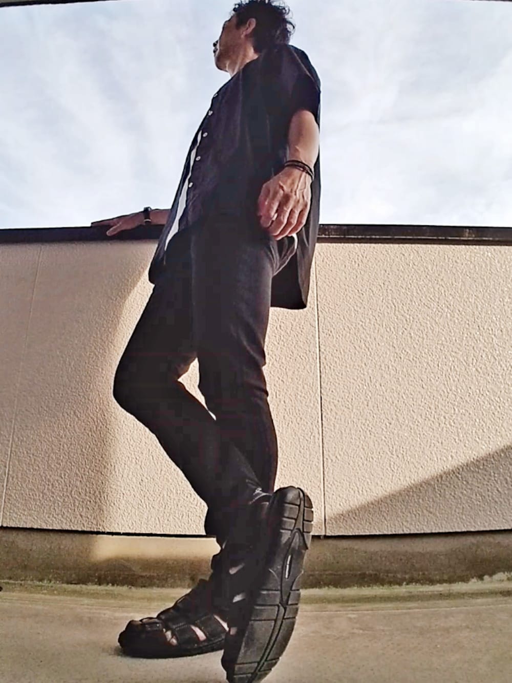 ブラック系のシャツ/ブラウス、ブラック系のデニムパンツ、ブラック系のサンダルを着用したメンズの夏コーディネートの1枚目の写真
