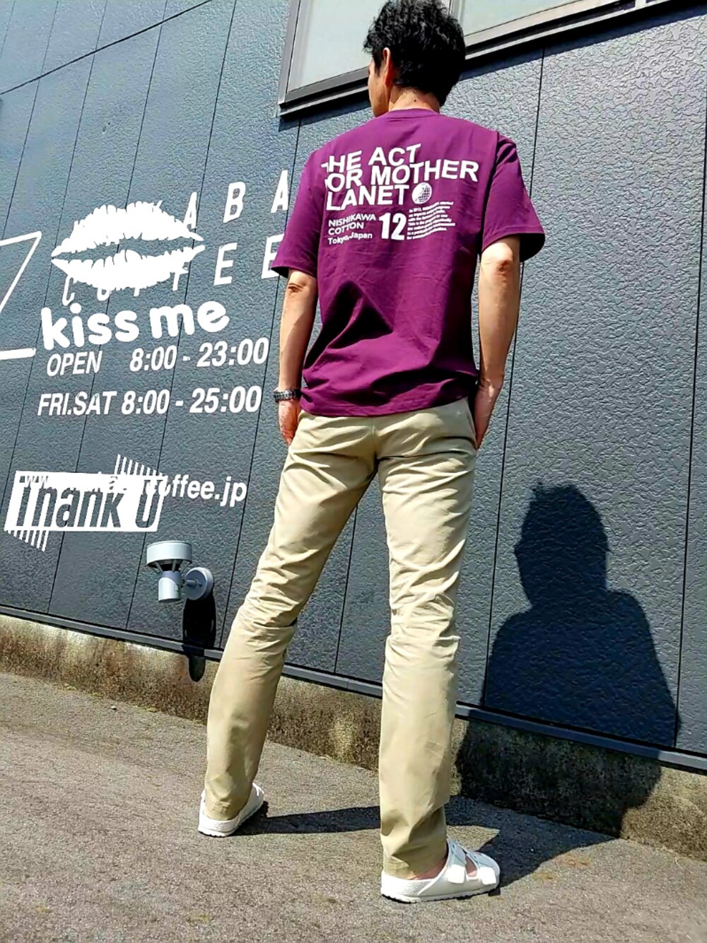 パープル系のTシャツ/カットソー、ブラウン系のチノパンツ、ホワイト系のサンダルを着用したメンズの夏コーディネートの1枚目の写真