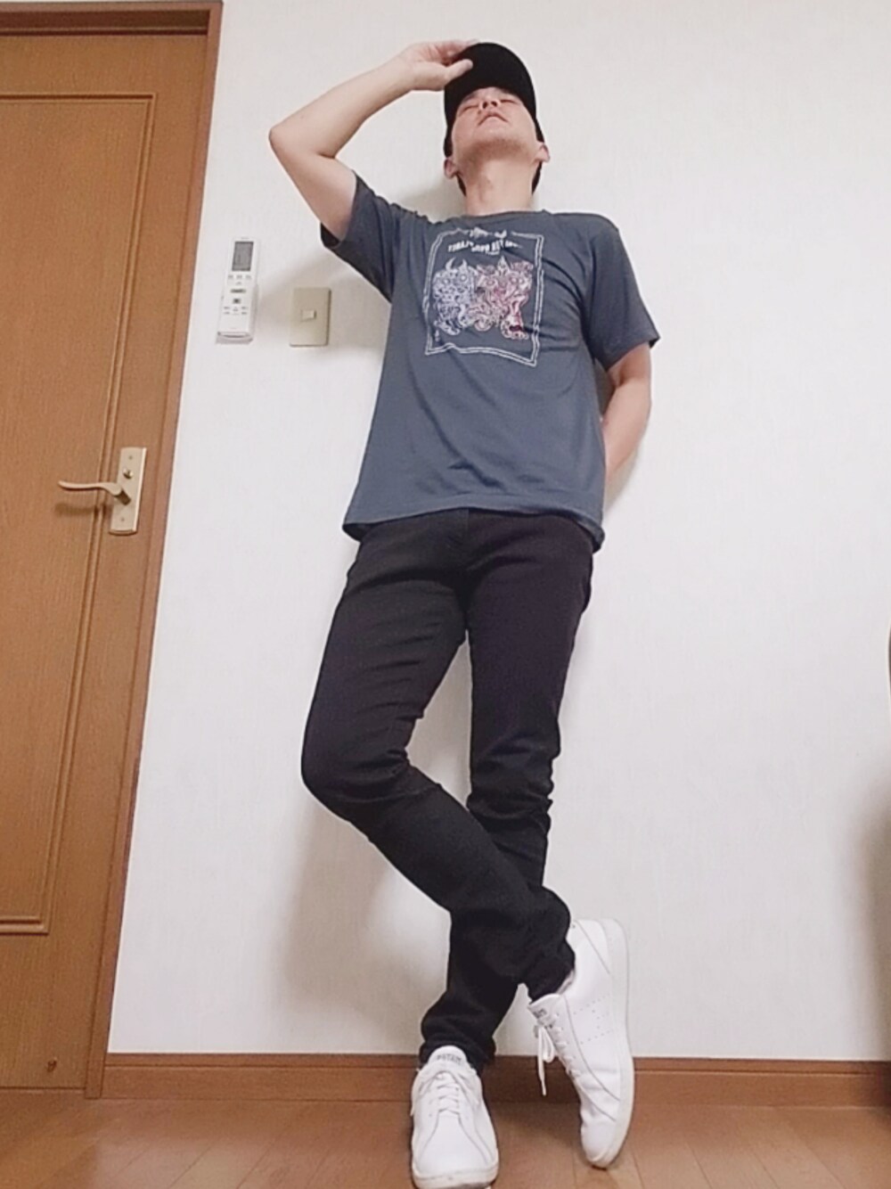 ホワイト系のスニーカー、ブラック系のデニムパンツ、グレー系のTシャツ/カットソーを着用したメンズの夏コーディネートの1枚目の写真