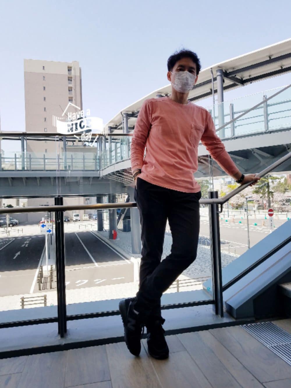 ピンク系のTシャツ/カットソー、ブラック系のその他パンツ、ブラック系のスニーカーを着用したメンズの春コーディネートの1枚目の写真