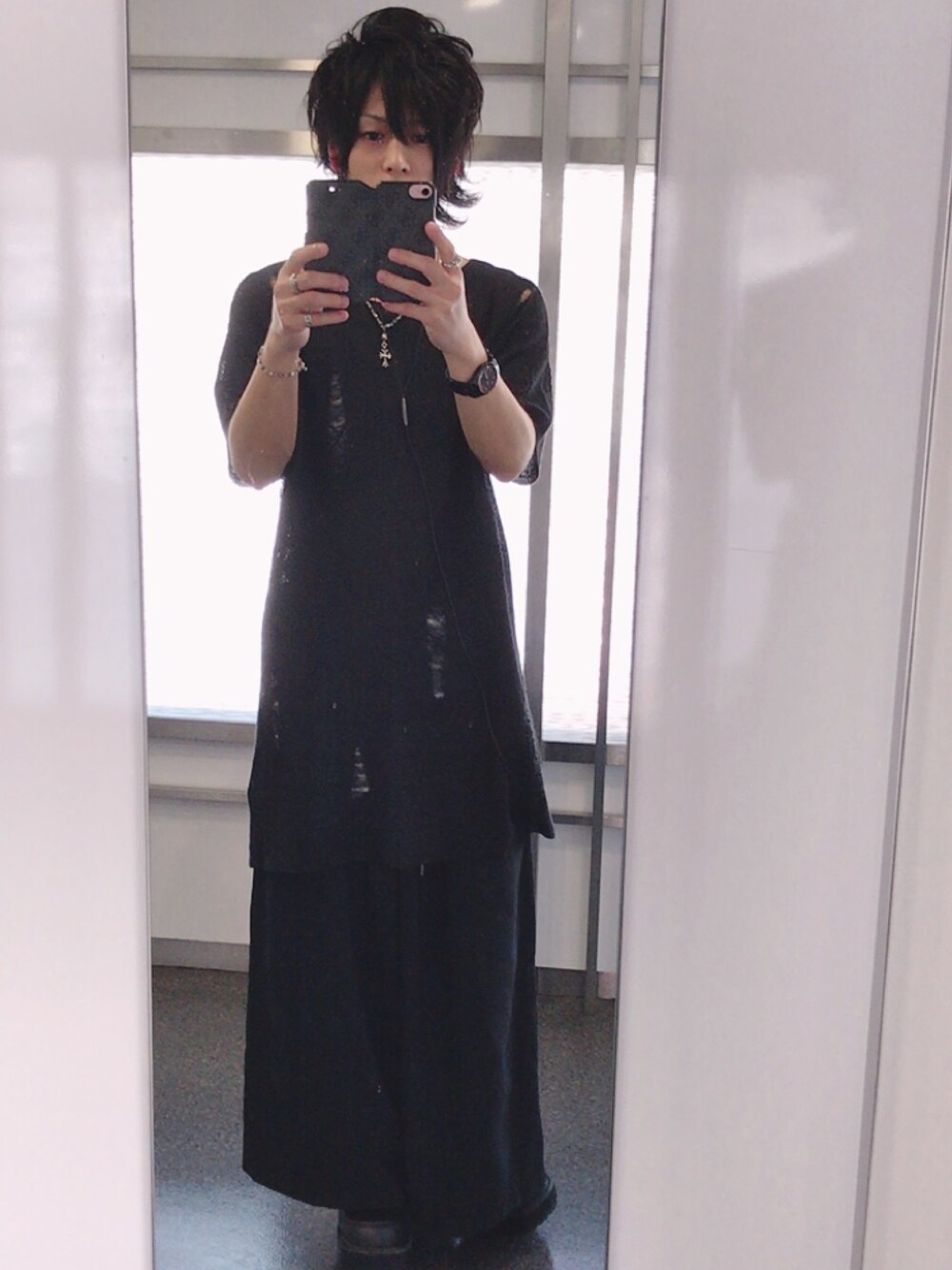 「V系、休日スタイル、真っ黒コーデ、渋谷、ヴィジュアル系、ゆるコーデ」｜「CIVARIZEのアイテム（ニット/セーター、ブラック系）」を使った、ひーさん（メンズ・165cm）の夏コーディネートの1枚目の写真