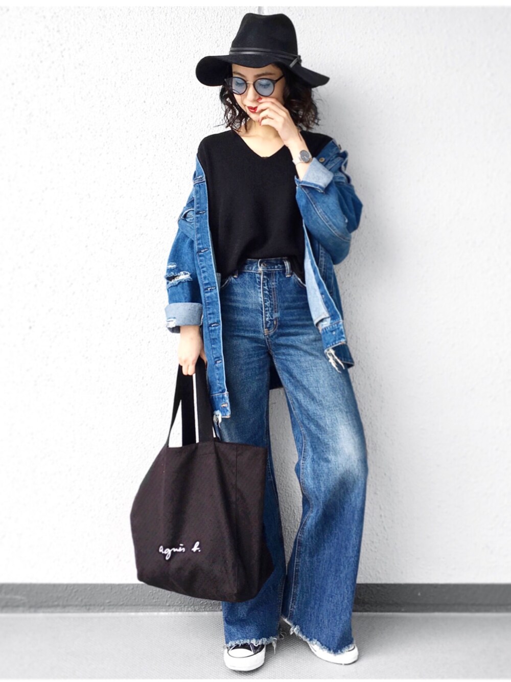 「シンプルコーデ、パンツスタイル、大人カジュアル、デニムオンデニム、デニム、スニーカー、シンプル、converse、ZARA、ハット」｜「agnes b.のGO03-01（トートバッグ、ブラック系）」を使った、Aiさん（レディース・163cm）の春コーディネートの1枚目の写真