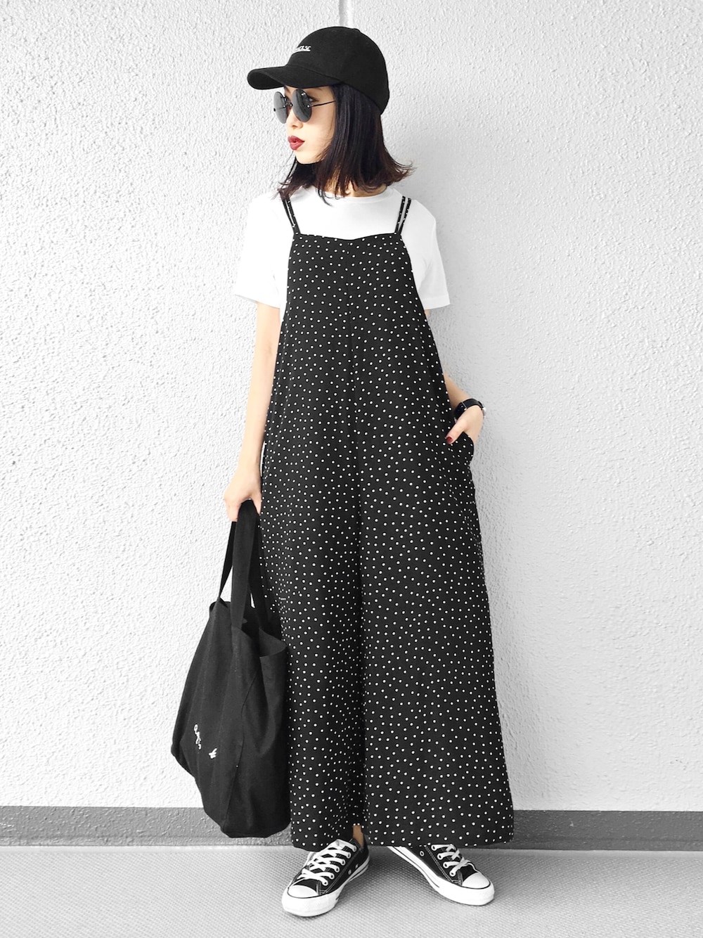 「ラフ、オトナカジュアル、ゆるコーデ、きれいめカジュアル、ドット、サロペット、オールインワン、モノトーン、LOWRYS FARM、converse」｜「WEGOのWEGO/リムレスラウンドタイプサングラス（サングラス、ブラック系）」を使った、Aiさん（レディース・163cm）の夏コーディネートの1枚目の写真
