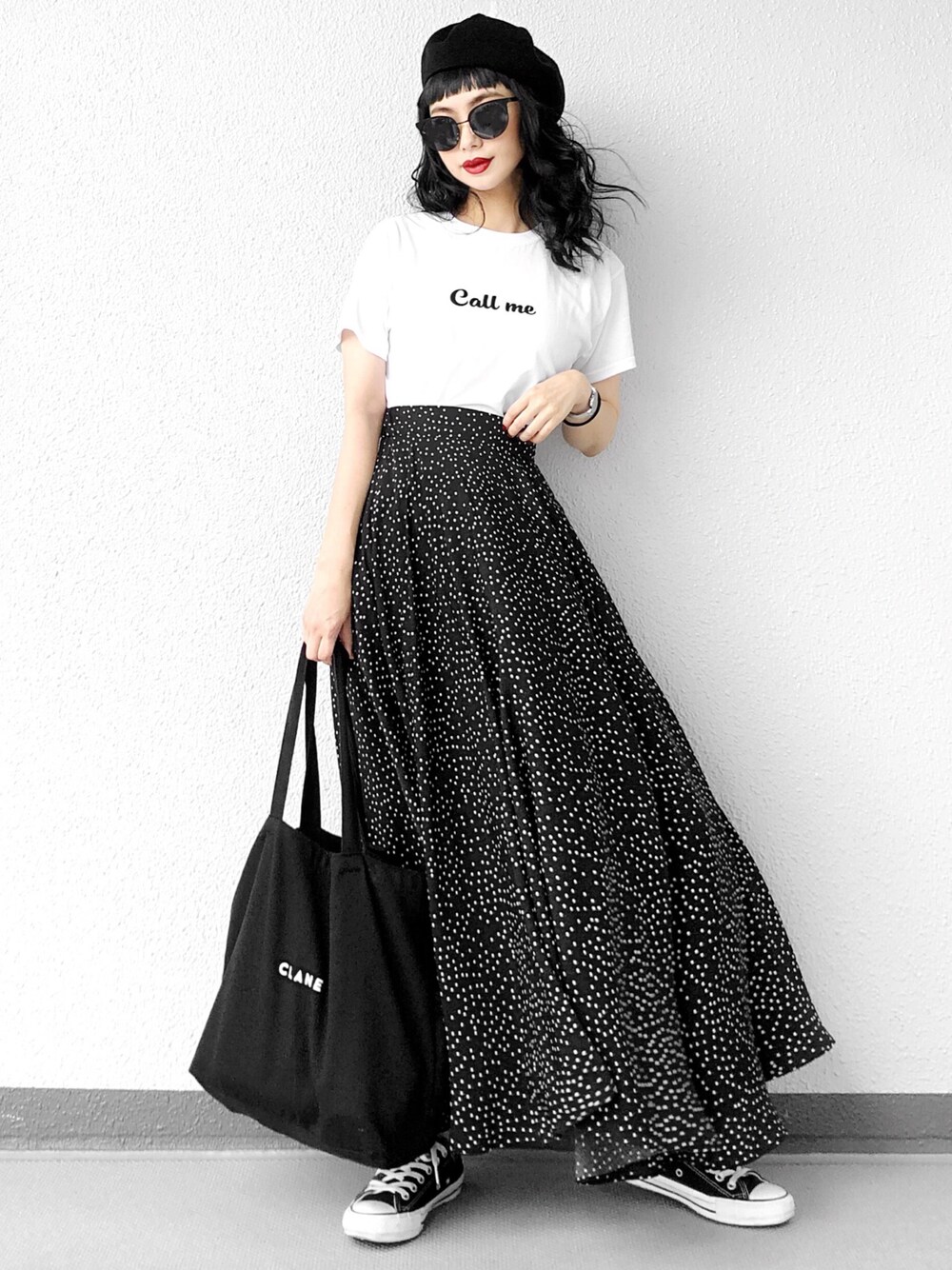 「カジュアルコーデ、モノトーンコーデ、フレアスカート、ロングスカート、ドット、ロゴT、オトナカジュアル、シンプル、converse、大人カジュアル」｜「meidyのCall me Tee（Tシャツ/カットソー、ホワイト系）」を使った、Aiさん（レディース・163cm）の夏コーディネートの1枚目の写真