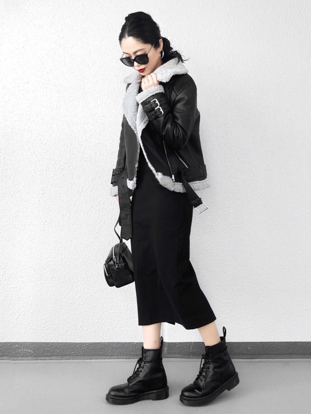 「ムートンコート、大人カジュアル、オトナカジュアル、SPIRALGIRL、タイトスカート、シンプルコーデ、ムートン、ブラックコーデ、Dr.Martens、カジュアルコーデ」｜「SPIRALGIRLのボンバームートンボアジャケット（ムートンコート、ブラック系）」を使った、Aiさん（レディース・163cm）の秋コーディネートの1枚目の写真