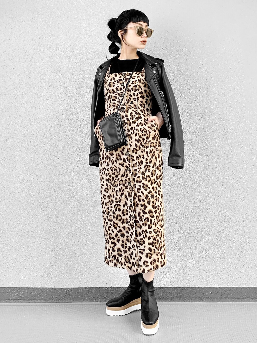 「ジャンバースカート、レオパード、ひょう柄、moussy、ライダース、厚底シューズ、オトナカジュアル、大人カジュアル、AMAIL、CLANE」｜「MOUSSYのFRONT BUTTON DRESS（ジャンパースカート、ベージュ系）」を使った、Aiさん（レディース・163cm）の春コーディネートの1枚目の写真