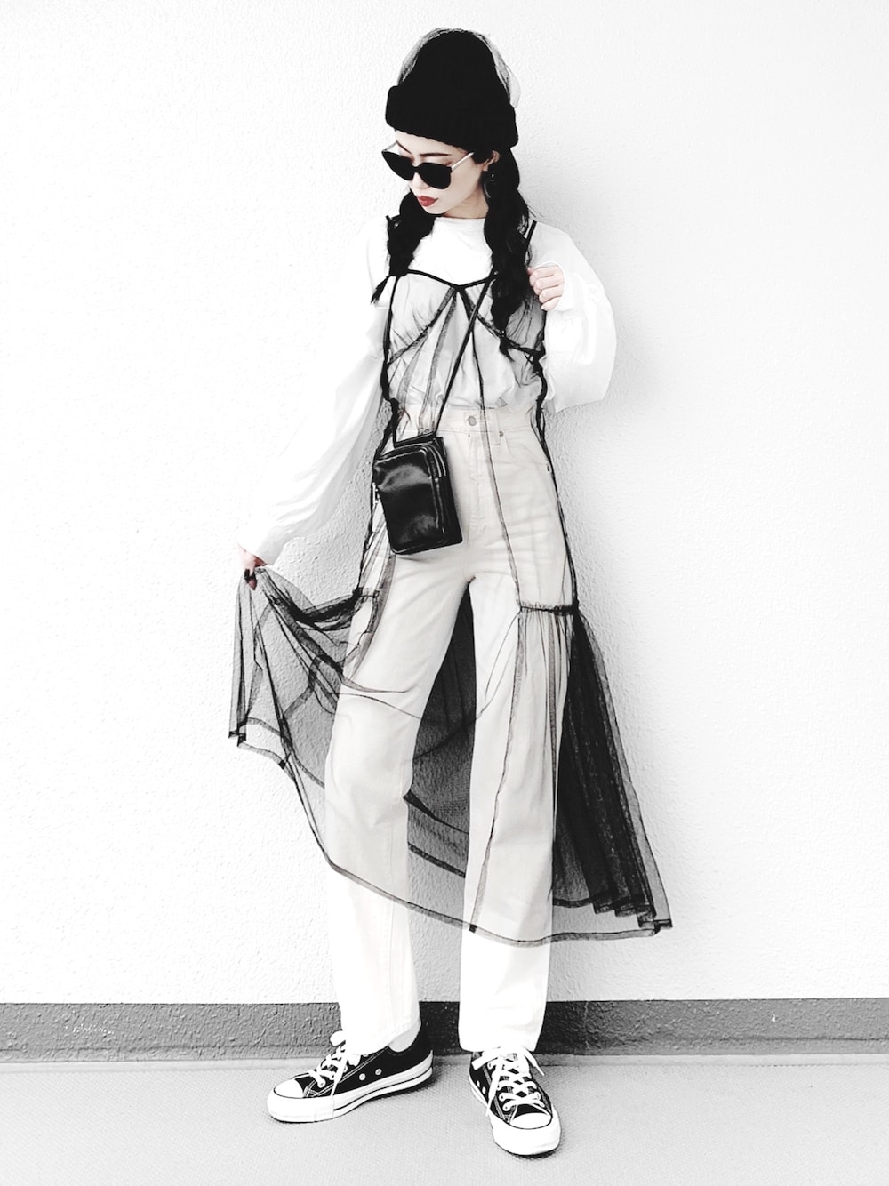 ホワイト系のTシャツ/カットソー、ブラック系のワンピース/ドレス、ホワイト系のデニムパンツを着用したレディースの春コーディネートの1枚目の写真