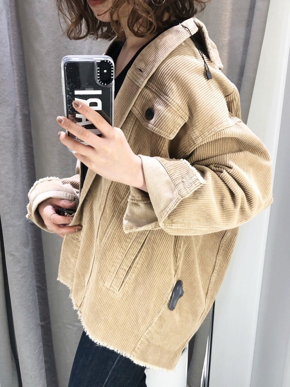 ZARAのノーカラージャケットを使った「ベージュ」の人気ファッション