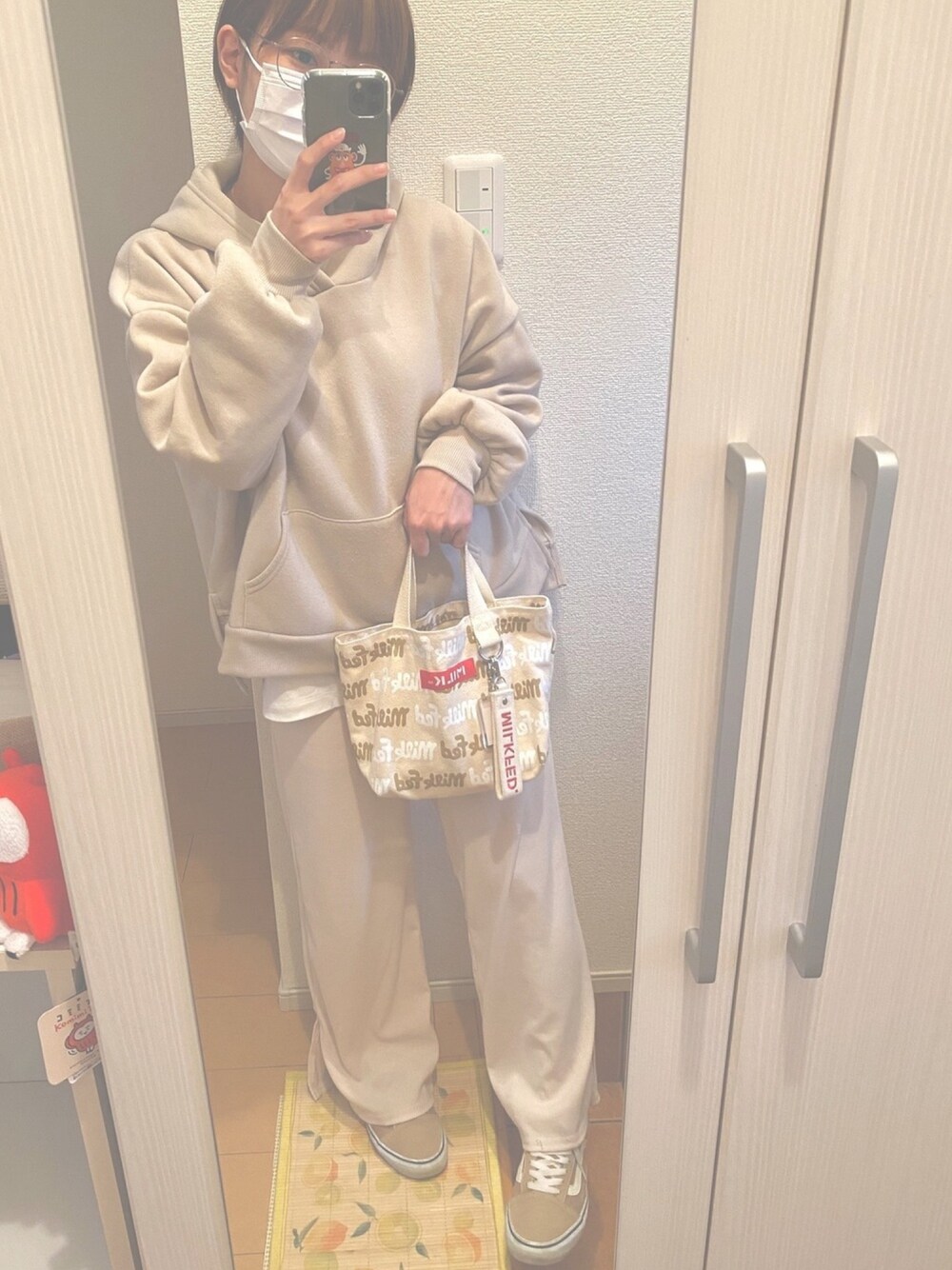 「チビコーデ、チビーズ✳︎、低身長、おしゃれさんと繋がりたい」｜「MILKFED.のLOGO PATTERN MINI TOTE（トートバッグ、ホワイト系）」を使った、ち び ま る 🐰さん（レディース・147cm）の秋コーディネートの1枚目の写真